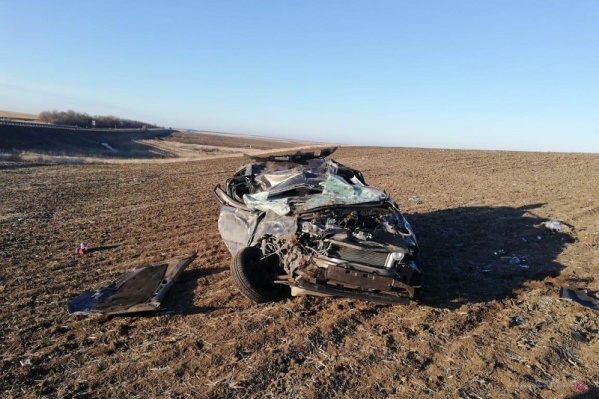 Легковушка после аварии превратилась в груду искореженного металла Легковушка после аварии превратилась в груду искореженного металла