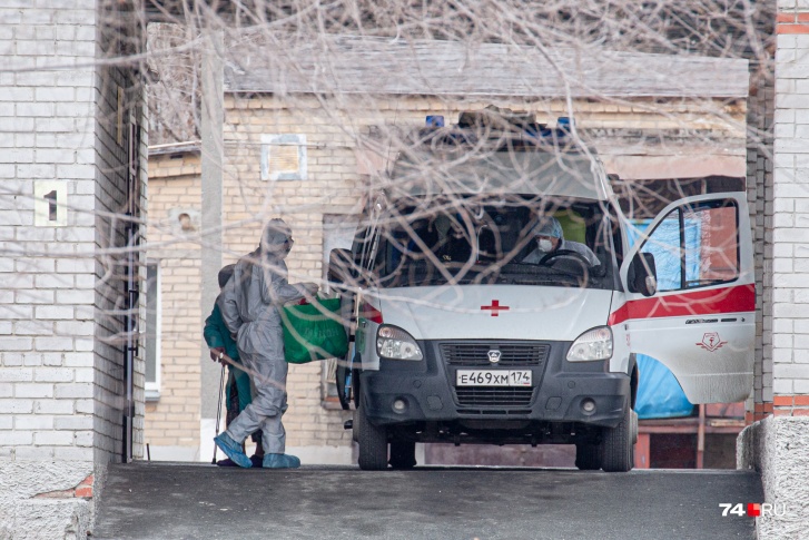 Доставку в ОКБ № 2 пациентки в возрасте застал наш фотограф Доставку в ОКБ № 2 пациентки в возрасте застал наш фотограф