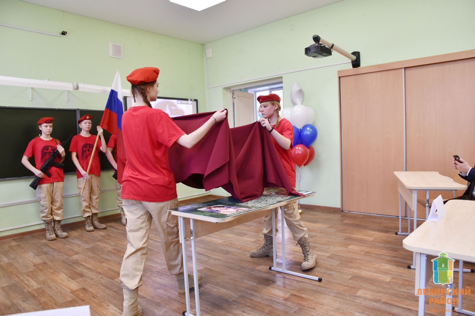 В екатеринбургской школе «Единая Россия» торжественно открыла памятную парту Героя России. И ошиблась в дате смерти