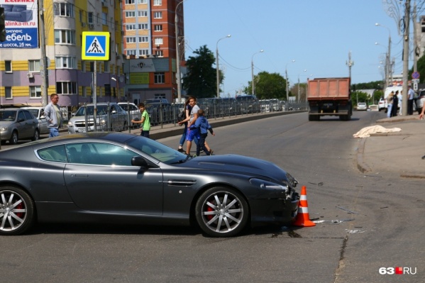 Aston Martin въехал в джип «Тойота», который сбил няню с ребенком — они стояли на тротуаре Aston Martin въехал в джип «Тойота», который сбил няню с ребенком — они стояли на тротуаре