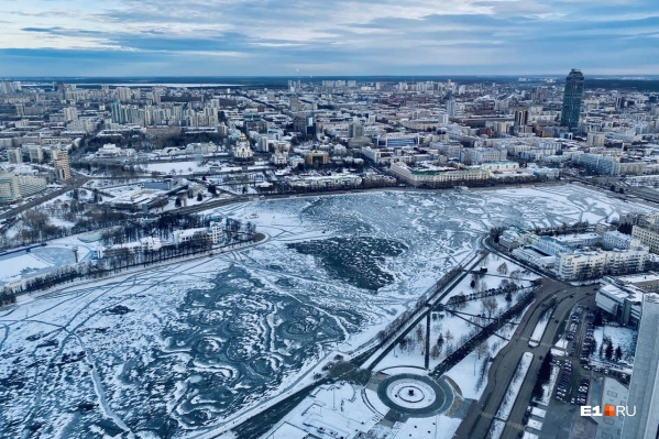Первые морозы оставили отпечатки на Городском пруду Первые морозы оставили отпечатки на Городском пруду 