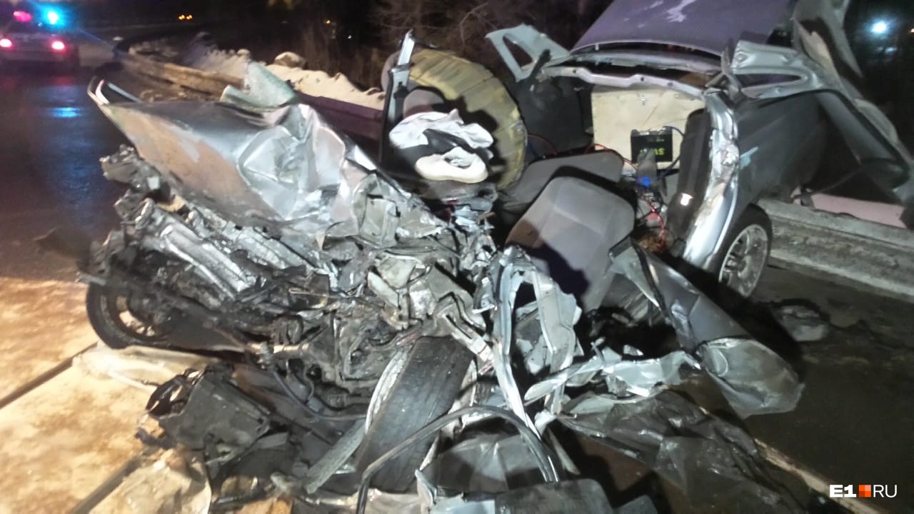 На ЕКАД у фуры выпал груз и спровоцировал аварию из четырех машин, один водитель тяжело пострадал