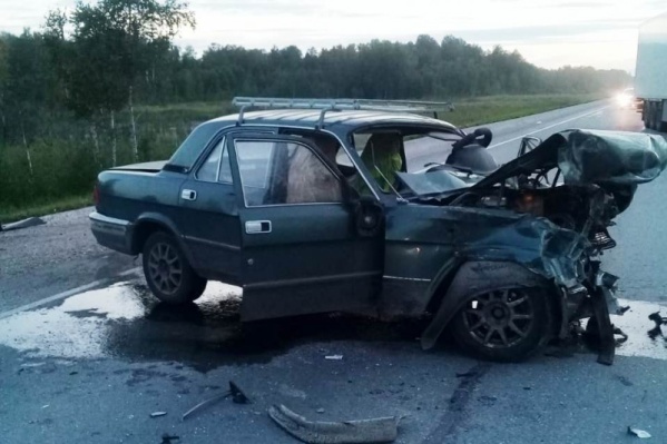 Водителя «Волги» зажало в разбитом автомобиле Водителя «Волги» зажало в разбитом автомобиле