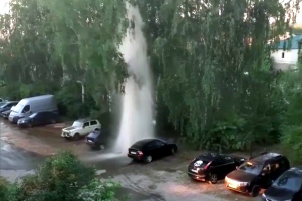На проспекте Космонавтов в воздух забила струя холодной воды На проспекте Космонавтов в воздух забила струя холодной воды