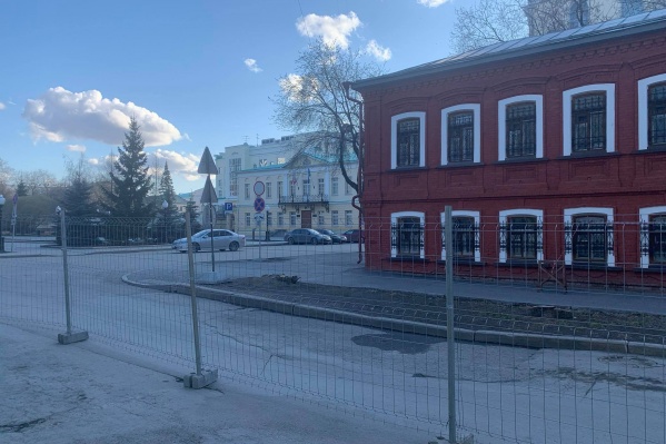 Забор на территории появился в выходные Забор на территории появился в выходные