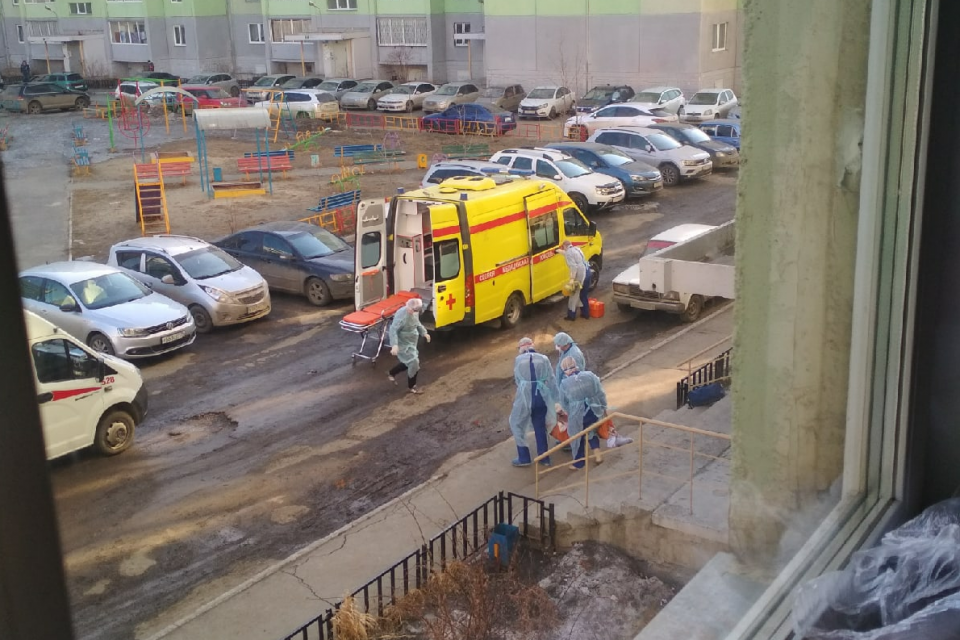 На фото видно, что иногда медикам приходится не только лечить, но и в прямом смысле носить пациентов на руках На фото видно, что иногда медикам приходится не только лечить, но и в прямом смысле носить пациентов на руках