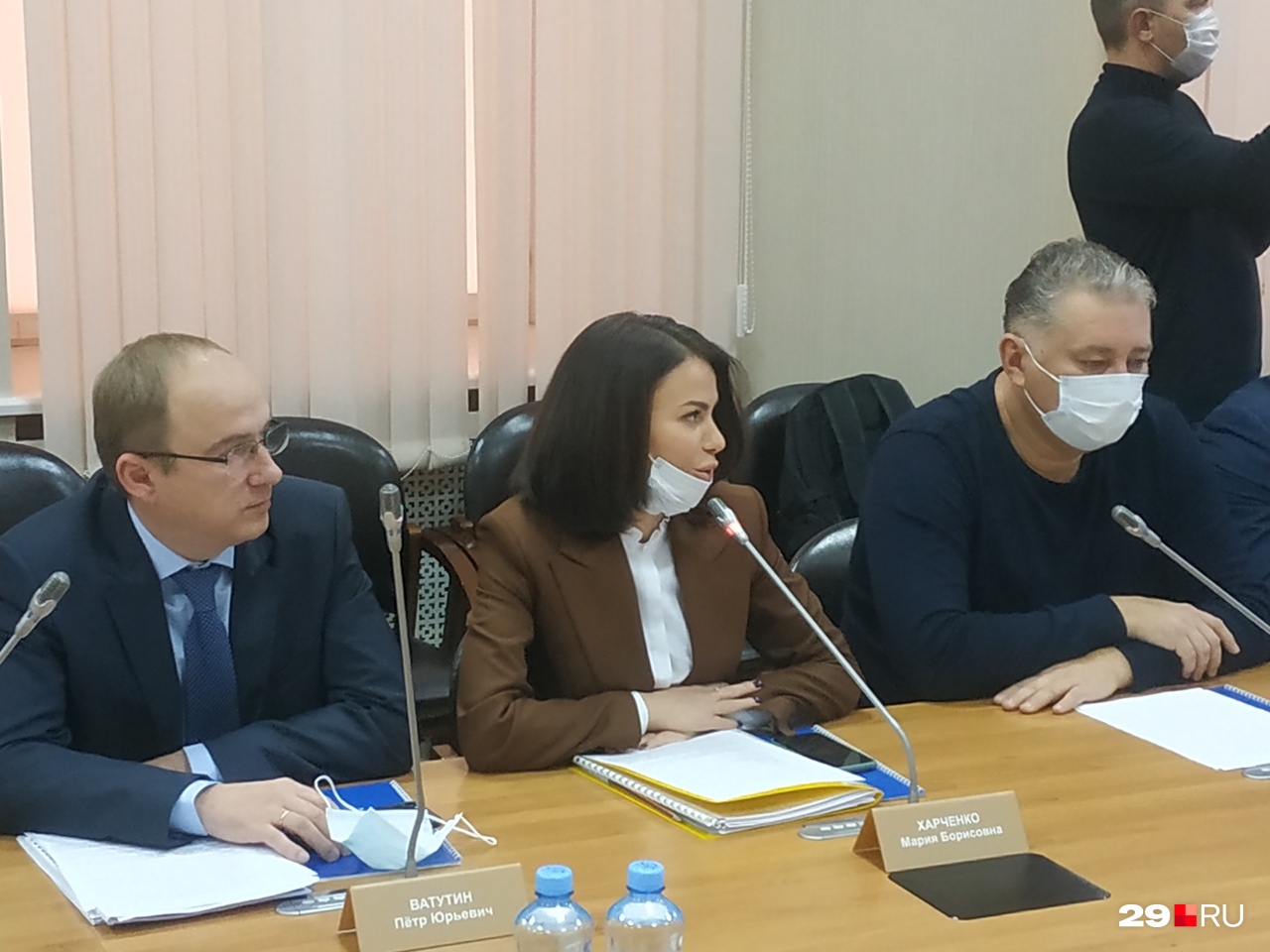 Мария Харченко во время выступления задавала вопросы обоим кандидатам Мария Харченко во время выступления задавала вопросы обоим кандидатам