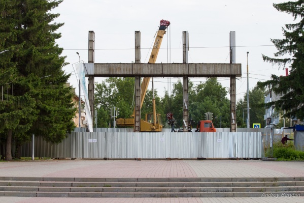 Старая входная группа нуждалась в ремонте Старая входная группа нуждалась в ремонте