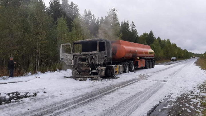 Спасатели потушили бензовоз, который загорелся на дороге в Архангельской области