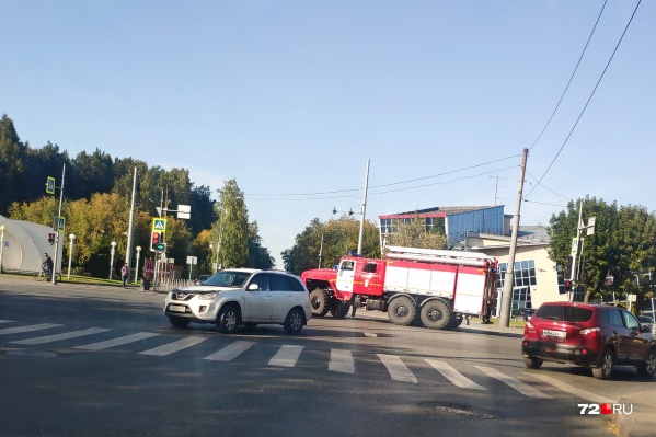 По данным очевидцев, водитель отечественной легковушки спешил проскочить перекресток и грубо проигнорировал ПДД По данным очевидцев, водитель отечественной легковушки спешил проскочить перекресток и грубо проигнорировал ПДД