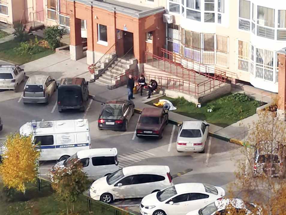 Парень выпал из окна в Новосибирске. 17-Летний парень выпал из окна в Новосибирске. Новосибирск из окна. В Новосибирске мужчина выпрыгнул из окна.