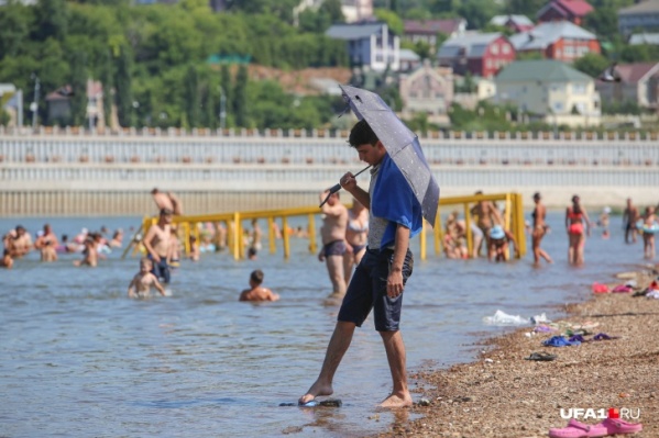 От жары спасаются на воде и под зонтом От жары спасаются на воде и под зонтом