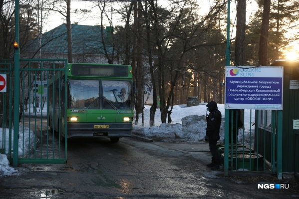 Пассажиров привезли в санаторий на автобусе Пассажиров привезли в санаторий на автобусе