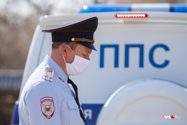 Улицы города и области патрулируют полицейские и чиновники всех уровней Улицы города и области патрулируют полицейские и чиновники всех уровней 