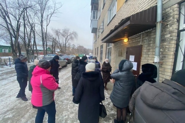 Такая очередь сегодня выстроилась около отдела службы судебных приставов в Ленинском районе Такая очередь сегодня выстроилась около отдела службы судебных приставов в Ленинском районе