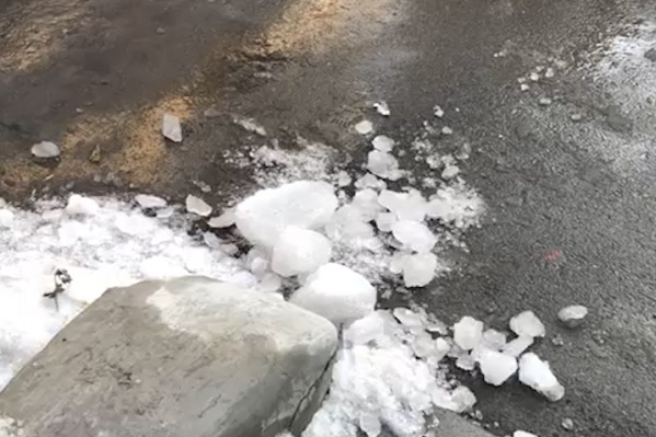 Глыба льда упала рядом с подъездом Глыба льда упала рядом с подъездом