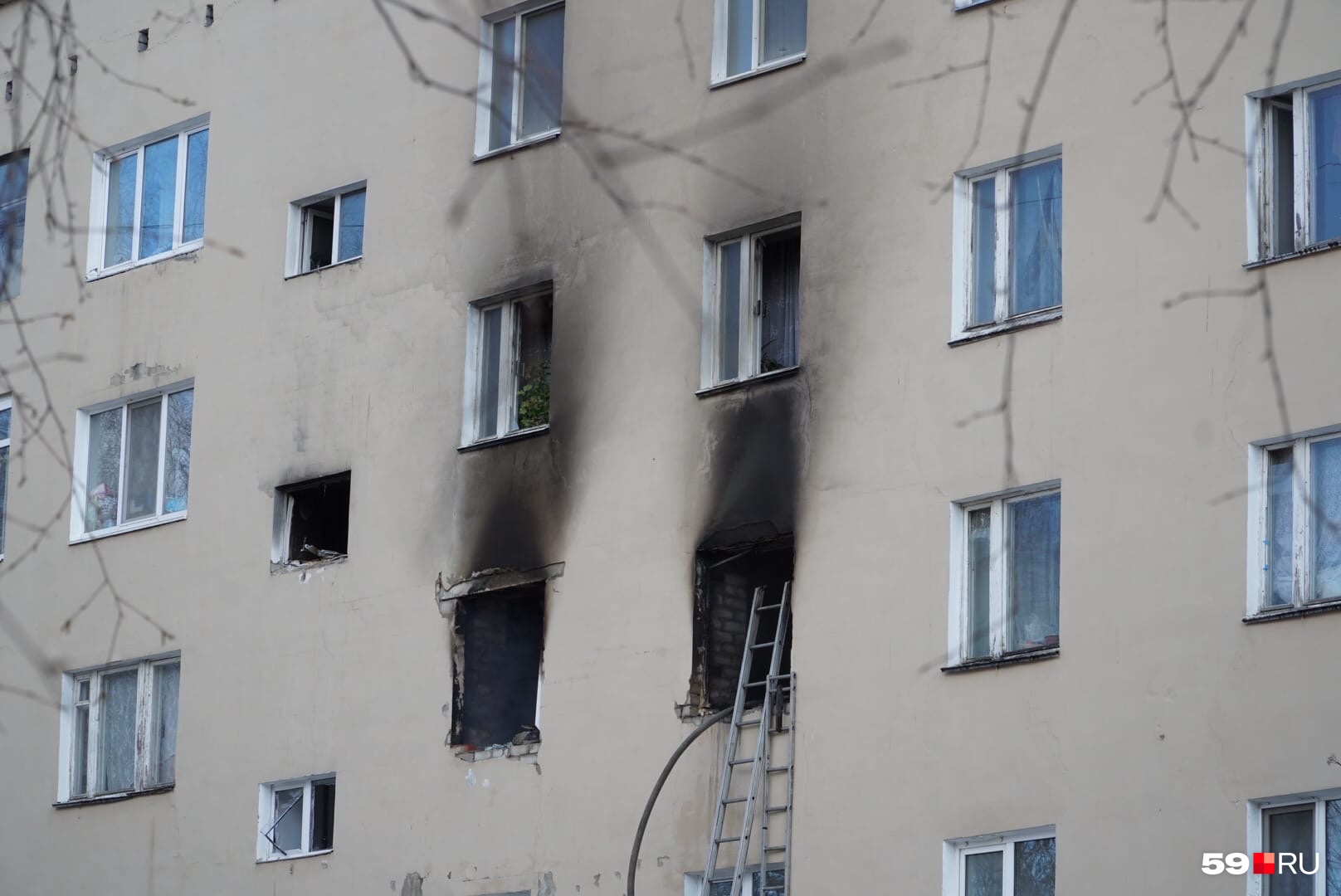 Фасад здания закопчен, но дым уже почти не валит Фасад здания закопчен, но дым уже почти не валит