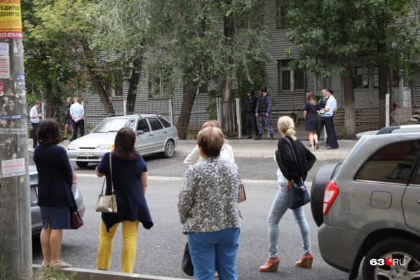 Всех сотрудников и посетителей Волжского районного суда вывели на улицу Всех сотрудников и посетителей Волжского районного суда вывели на улицу
