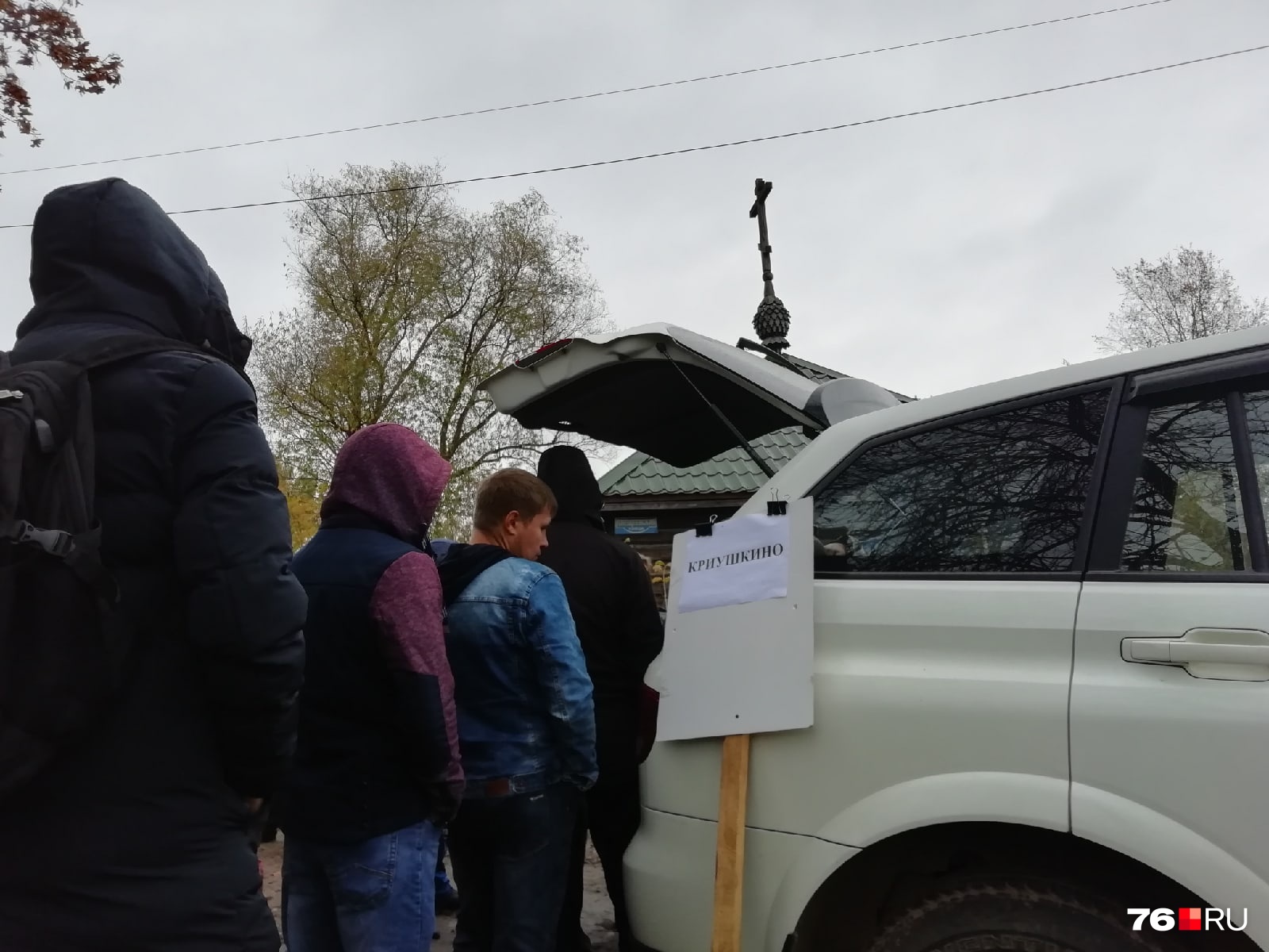 Местом для публичных слушаний выбрали пятачок перед деревенской часовней Местом для публичных слушаний выбрали пятачок перед деревенской часовней