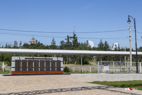 Гранитную стелу поставили в мемориальном парке у остановки электрички Гранитную стелу поставили в мемориальном парке у остановки электрички