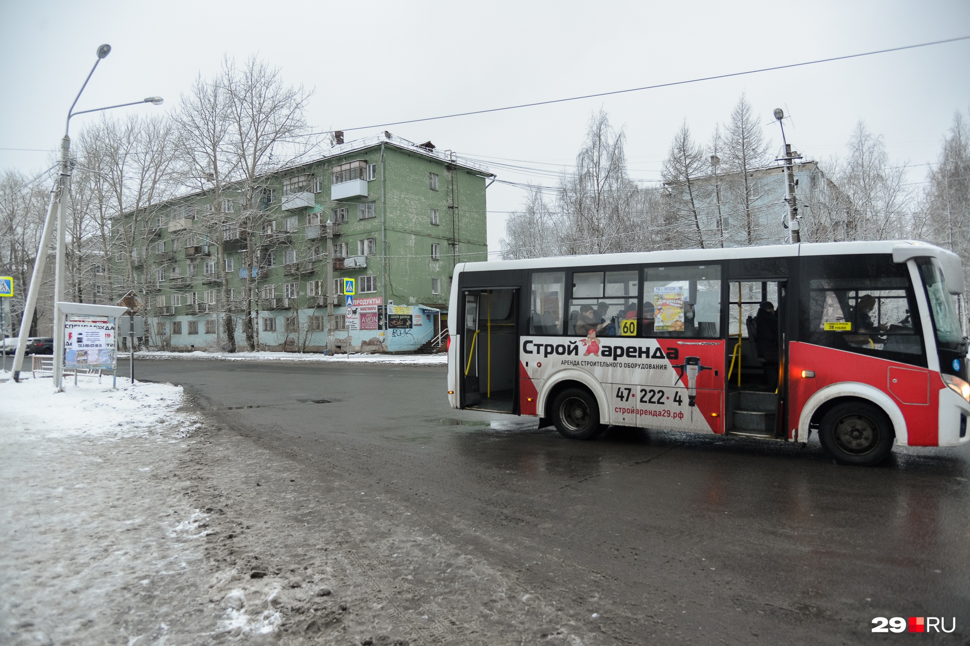 Днем сесть на автобус — не проблема, а вот в часы пик придется чувствовать себя «килькой в банке» Днем сесть на автобус — не проблема, а вот в часы пик придется чувствовать себя «килькой в банке»