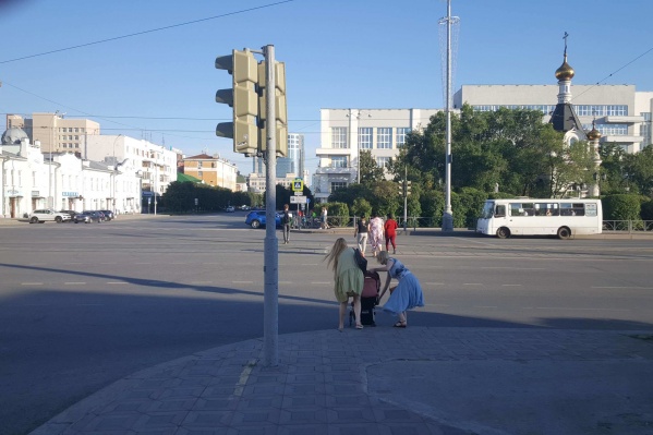Горожане по привычке продолжают использовать запрещенный переход Горожане по привычке продолжают использовать запрещенный переход