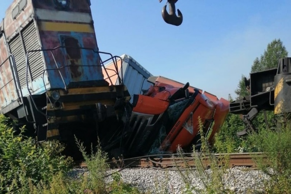Водитель грузовика не уступил дорогу поезду Водитель грузовика не уступил дорогу поезду