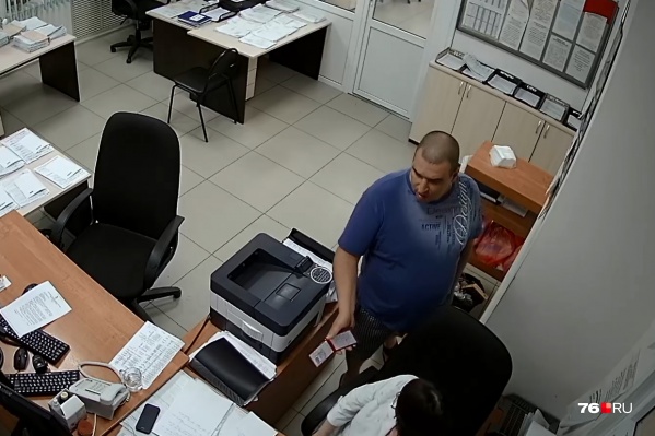 Агрессивный мужчина заявился на станцию скорой помощи в третьем часу ночи Агрессивный мужчина заявился на станцию скорой помощи в третьем часу ночи