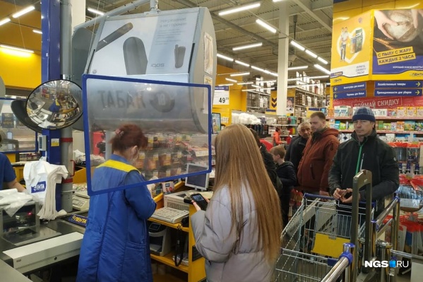 Например, в новосибирских магазинах теперь продавца и покупателя разделяет стекло Например, в новосибирских магазинах теперь продавца и покупателя разделяет стекло