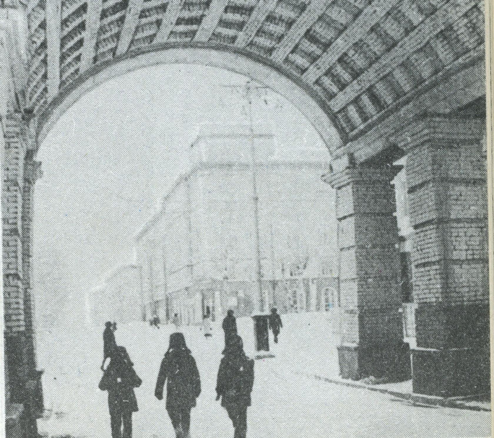 Кемерово, арка дома по ул. Орджоникидзе, 4 Кемерово, арка дома по ул. Орджоникидзе, 4