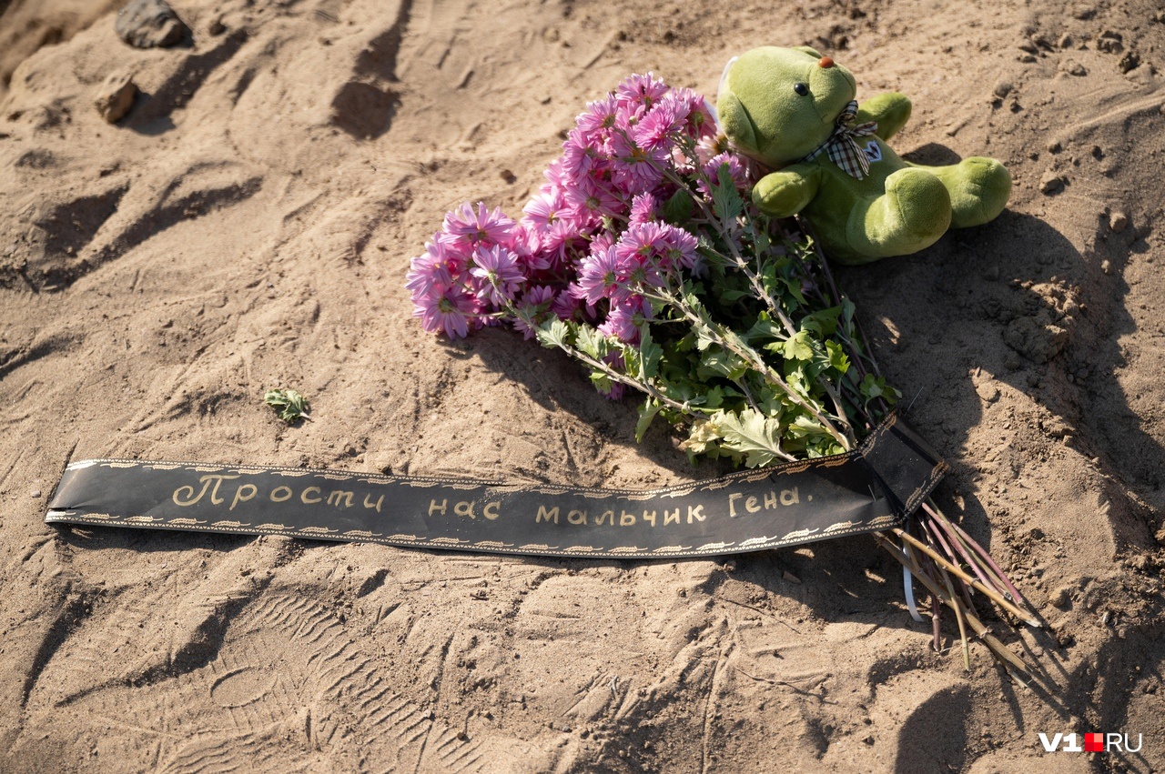 «Прости нас, мальчик Гена»: волгоградцы приносят цветы и игрушки на место гибели 12-летнего школьника