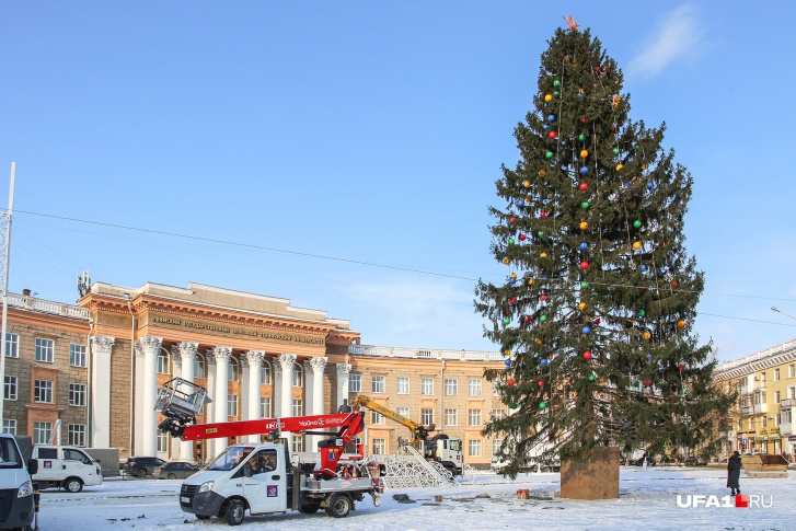 Площадь Орджоникидзе почти готова к новогоднему празднику 