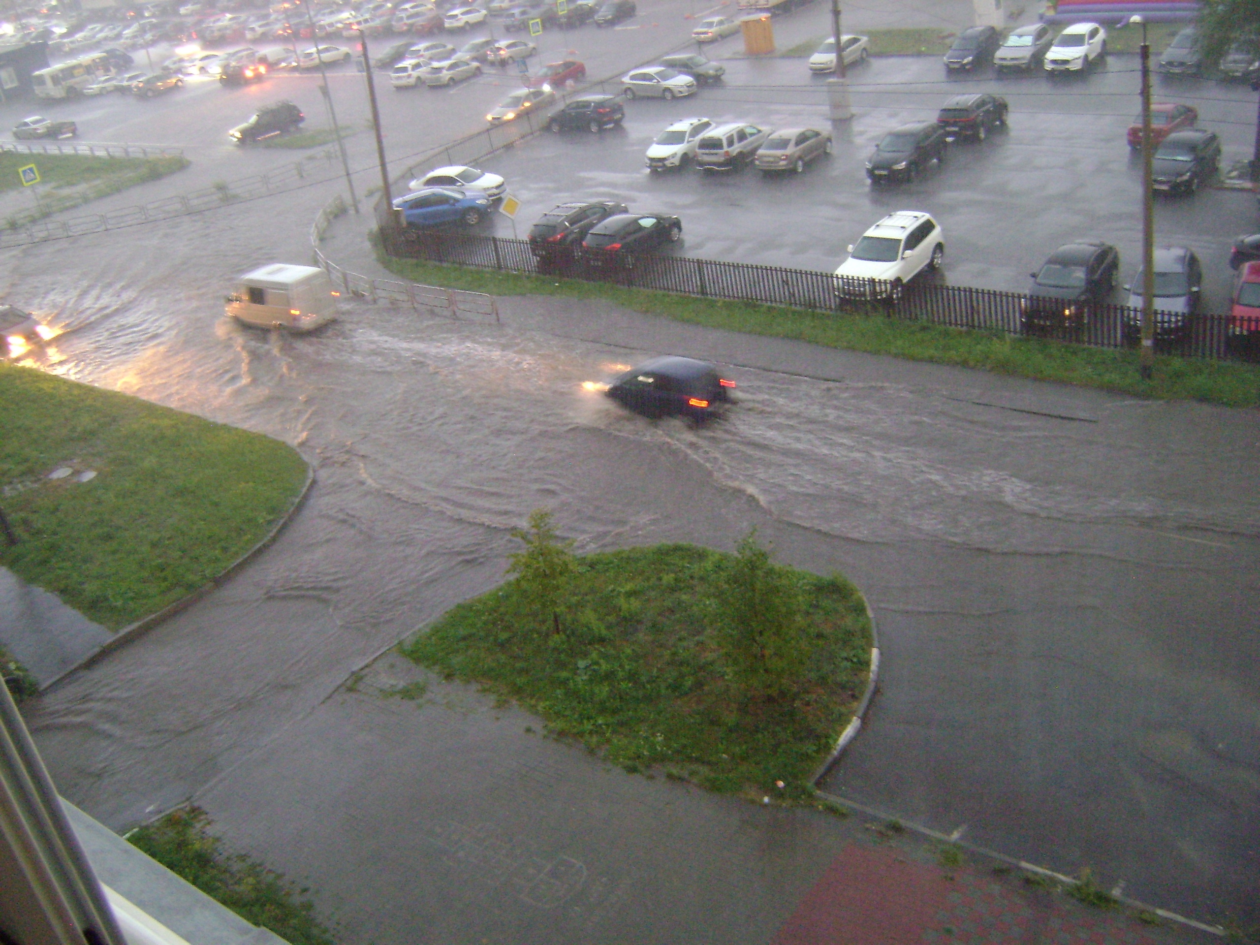 Челябинск затопило после ливня. По улицам побежали реки