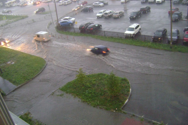 Потоки воды потекли по дорогам Челябинска сегодня вечером Потоки воды потекли по дорогам Челябинска сегодня вечером
