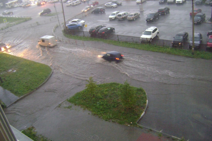 Потоки воды потекли по дорогам Челябинска сегодня вечером 