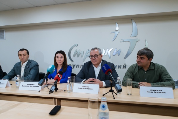 Участники «Лиги эффективности» слева направо: Степан Сафонкин, Екатерина Шалимова, Илья Поляков, Игорь Украинцев Участники «Лиги эффективности» слева направо: Степан Сафонкин, Екатерина Шалимова, Илья Поляков, Игорь Украинцев