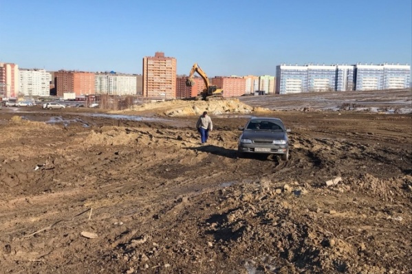 Дорога к улице Ольховой превращается в жижу каждую весну и осень Дорога к улице Ольховой превращается в жижу каждую весну и осень 