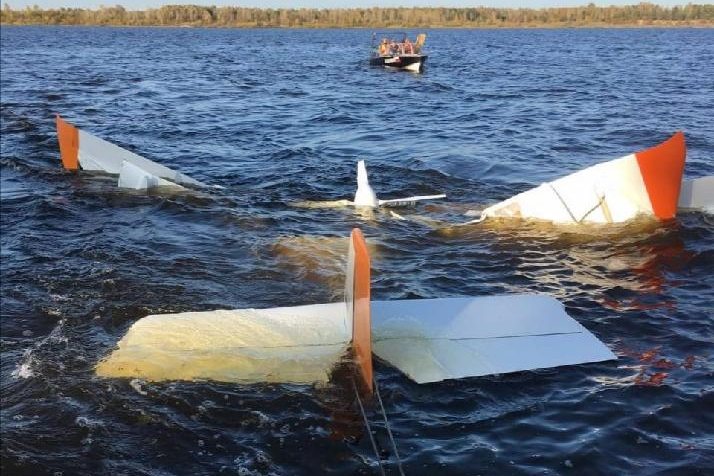 Обломки самолета достали на берег с помощью катера 