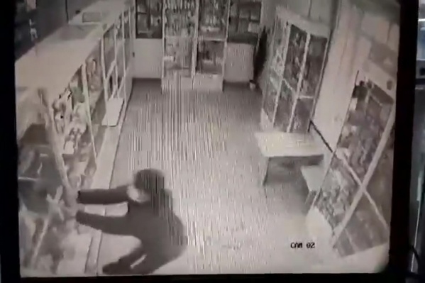 Вооруженный топором челябинец устроил погром весной в аптеке на шоссе Металлургов, 30 Вооруженный топором челябинец устроил погром весной в аптеке на шоссе Металлургов, 30