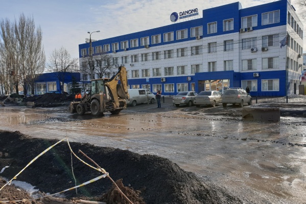 На отдельных участках рабочие еще заделывают выбоины На отдельных участках рабочие еще заделывают выбоины