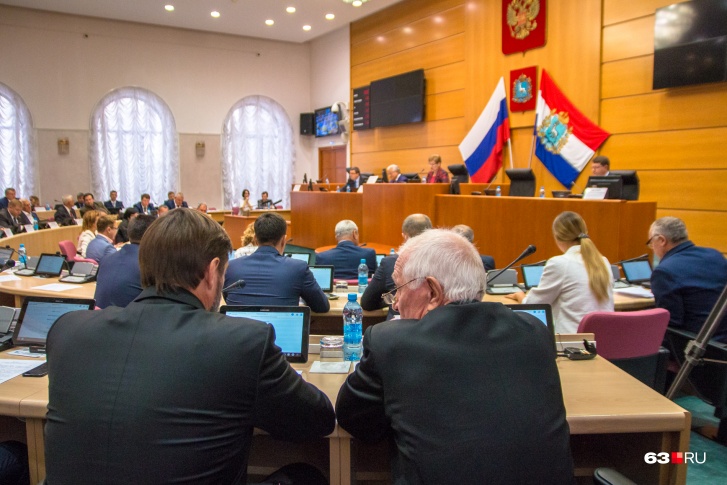 В областном и городском парламентах регулярно проводят пленарные заседания
