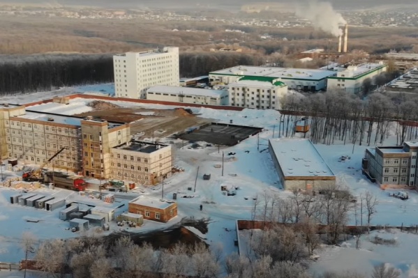 Всего здесь должно быть 4 административных здания, гаражи и стоянка Всего здесь должно быть 4 административных здания, гаражи и стоянка