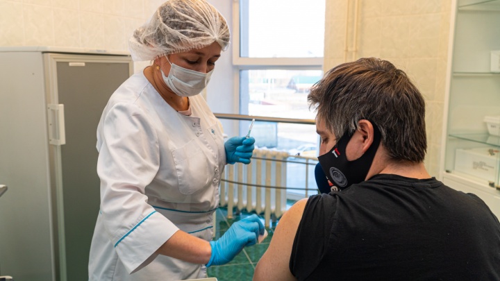 В Прикамье разрешили одновременно вакцинироваться от гриппа и ковида. Кто успел? Опрос 59.RU