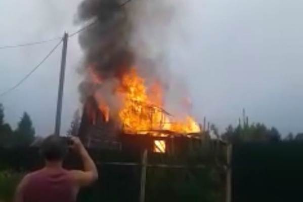 В Ярославской области три часа тушили сильный пожар В Ярославской области три часа тушили сильный пожар