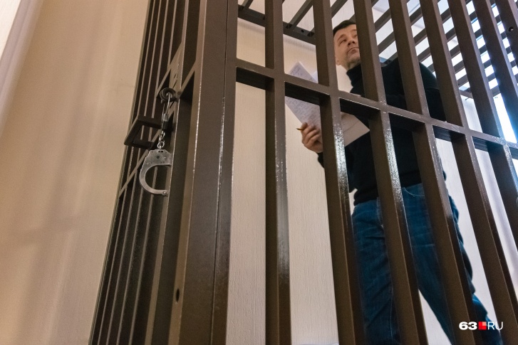 Дело Дмитрия Сазонова — бывшего замначальника регионального управления Росгвардии — стало самым резонансным за последние несколько лет. Экс-силовика признали виновным в крышевании ЧОПов Дело Дмитрия Сазонова — бывшего замначальника регионального управления Росгвардии — стало самым резонансным за последние несколько лет. Экс-силовика признали виновным в крышевании ЧОПов