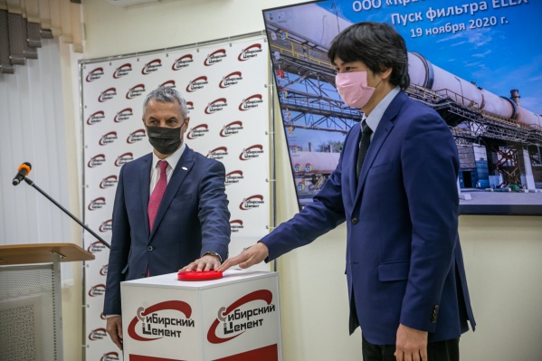 Старт работе нового оборудования дали исполнительный вице-президент АО «ХК «Сибцем» Сергей Шепталин и первый заместитель министра экологии и рационального природопользования Красноярского края Виталий Бадмаев Старт работе нового оборудования дали исполнительный вице-президент АО «ХК «Сибцем» Сергей Шепталин и первый заместитель министра экологии и рационального природопользования Красноярского края Виталий Бадмаев