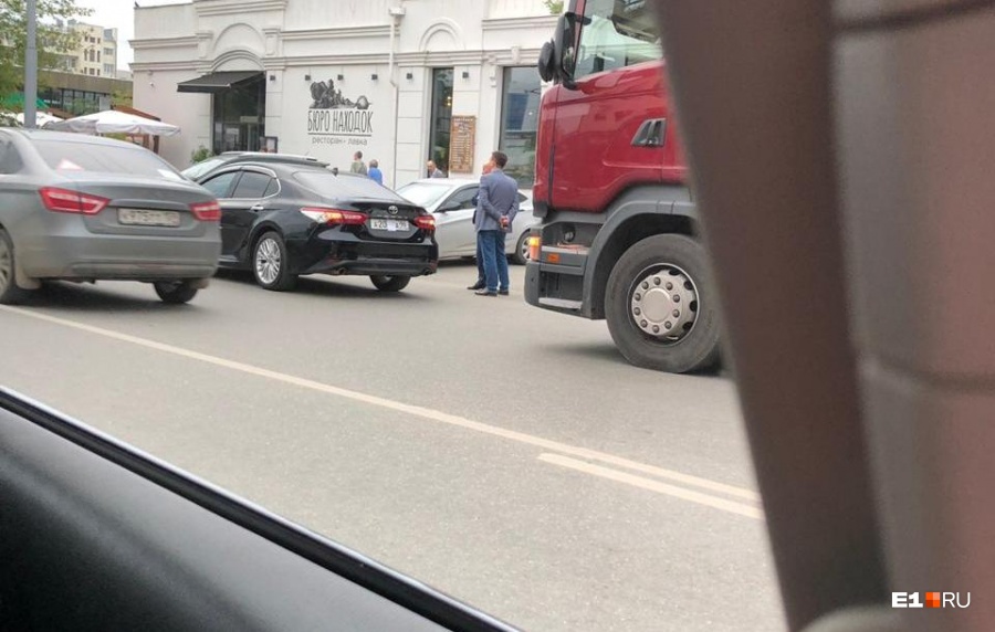 И наконец, машина мэра попала в ДТП в центре Екатеринбурга.