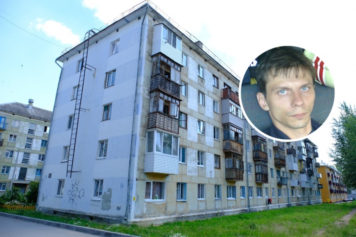 Место ЧП: спасатель Александр Инюшин стал очевидцем несчастного случая, не растерялся и оказал ребенку, выпавшему с четвертого этажа, первую помощь Место ЧП: спасатель Александр Инюшин стал очевидцем несчастного случая, не растерялся и оказал ребенку, выпавшему с четвертого этажа, первую помощь