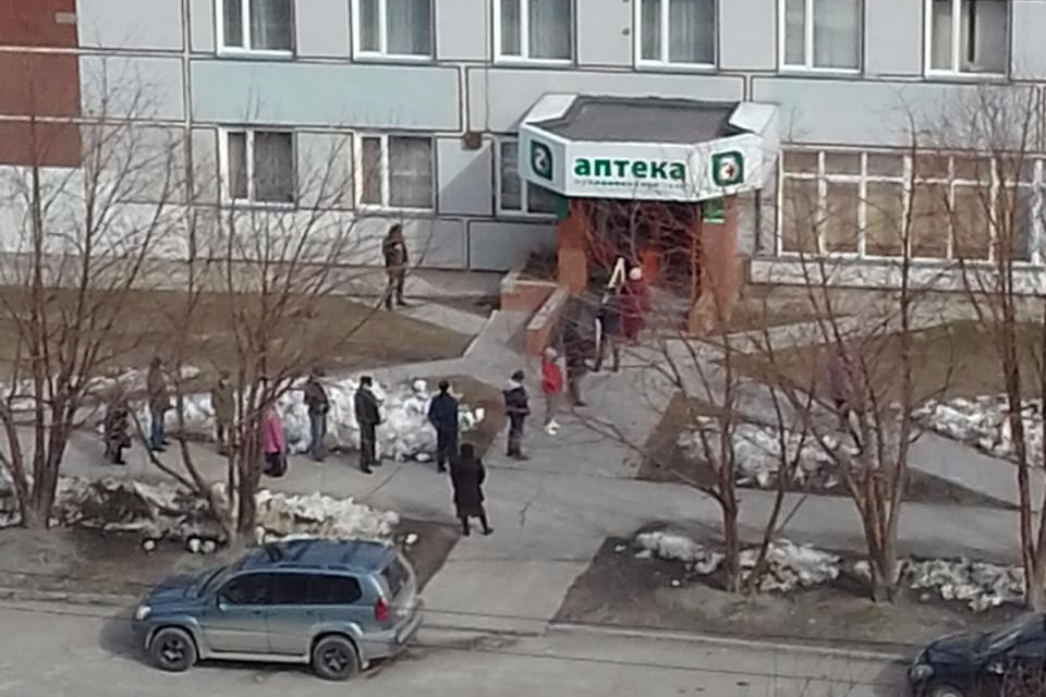Такая очередь выстроилась в муниципальную аптеку Такая очередь выстроилась в муниципальную аптеку