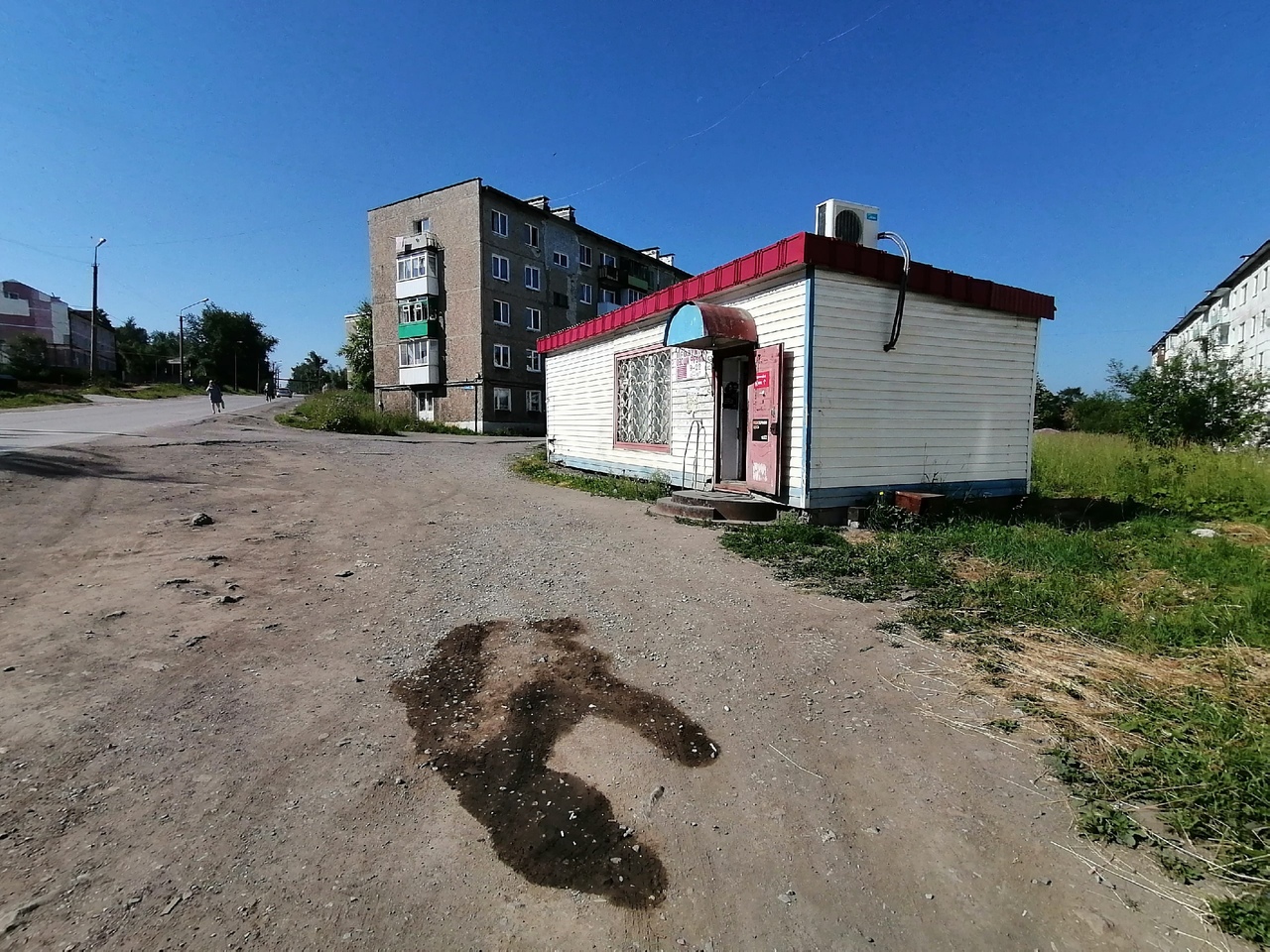 Место трагедии: здесь нет тротуара, девушки шли по обочине Место трагедии: здесь нет тротуара, девушки шли по обочине